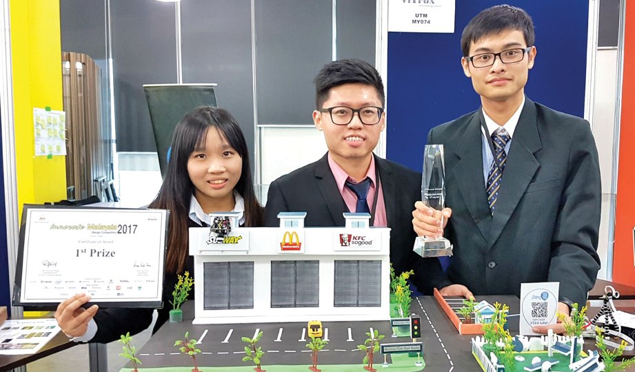 PELAJAR UTM, Ang Miin Shan, Daniel Ng Chiu Loong dan Lee San Kong yang mendapat Anugerah Kecemerlangan Innovate.