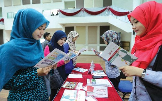 SEBAHAGIAN pelajar yang melawat pameran Hari Terbuka Inovasi (IOD) di UPM kampus Bintulu, Sarawak.