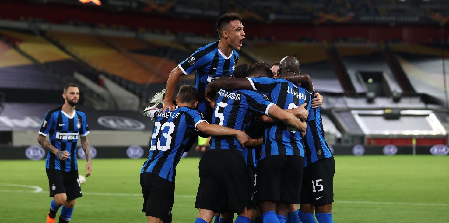 PEMAIN Inter Milan bergembira selepas tamat perlawanan di Dusseldorf. FOTO AFP