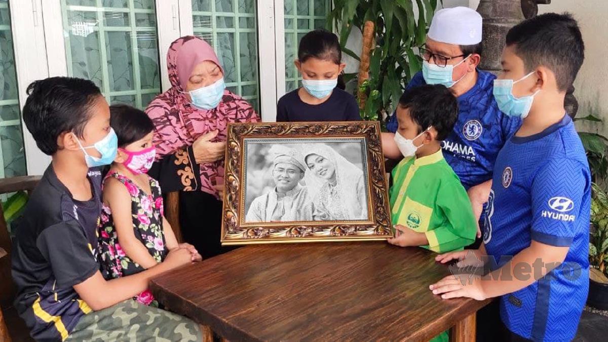 ABDUL Razak dan Intan bersama lima cucunya yang kehilangan ibubapa disebabkan Covid-19. FOTO Samadi Ahmad. 