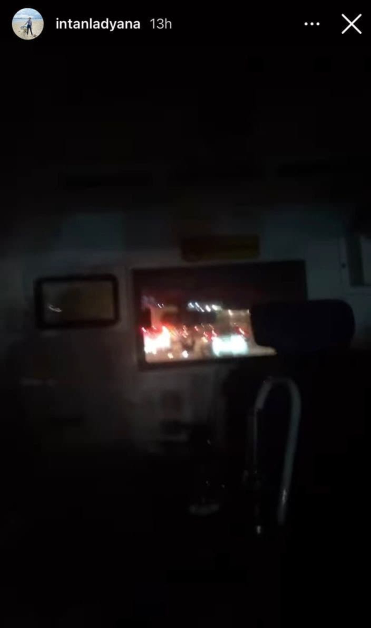 INTAN Ladyana membuat hantaran video di Instagram Story ketika berada dalam ambulans.