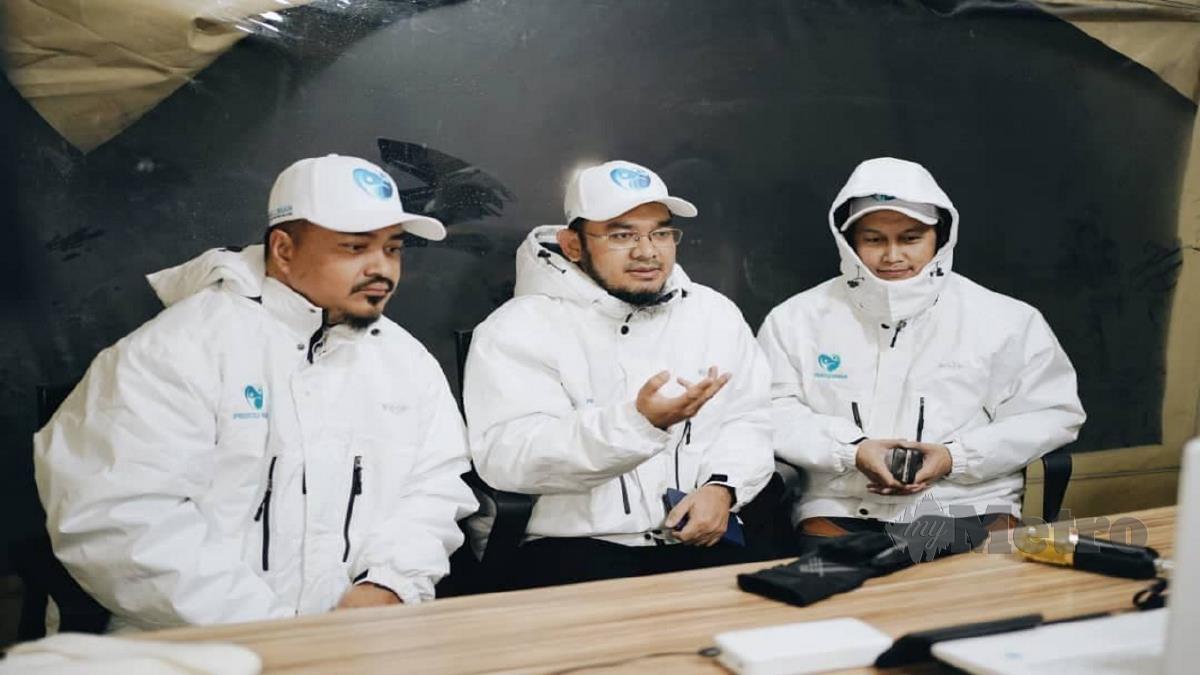 Tiga anggota Inteam iaitu Hazamin, Rahim dan Syahril tinggal dalam khemah di kem pelarian ketika cuaca sejuk. 