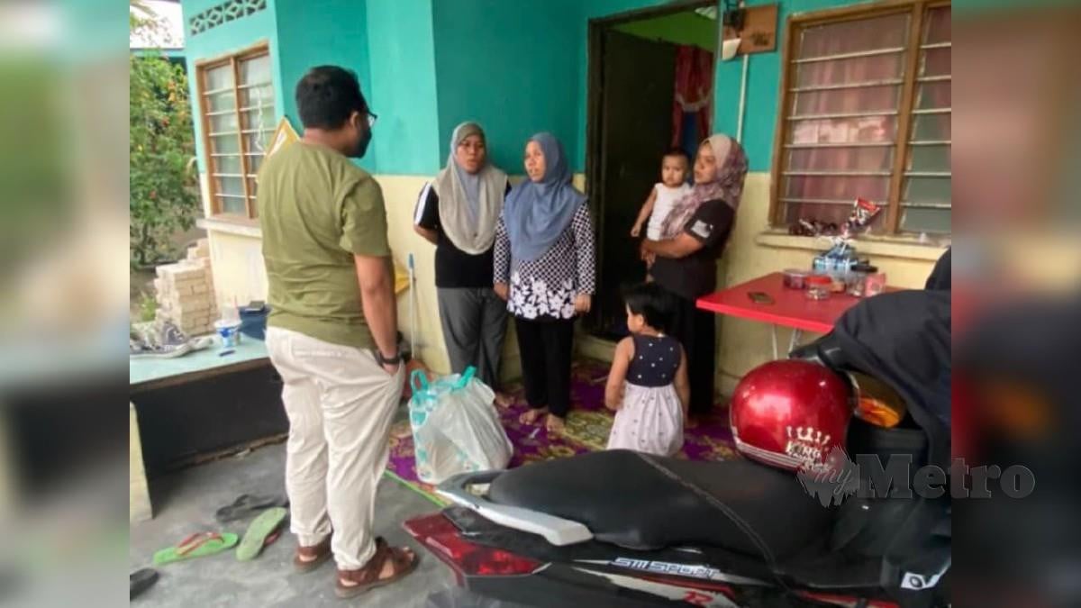 MOHAMMAD Fadly menyampaikan bantuan kepada Mardyah (dua dari kiri) di rumahnya di Pulau Pinang, semalam. FOTO ihsan Intelek