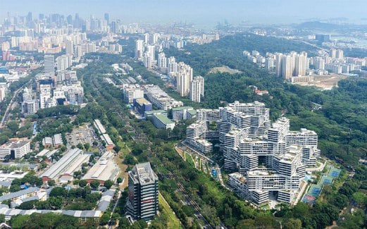 INTERLACE adalah blok kediaman yang dibina secara melintang berbanding  bangunan biasa yang dibina secara menegak di Singapura.