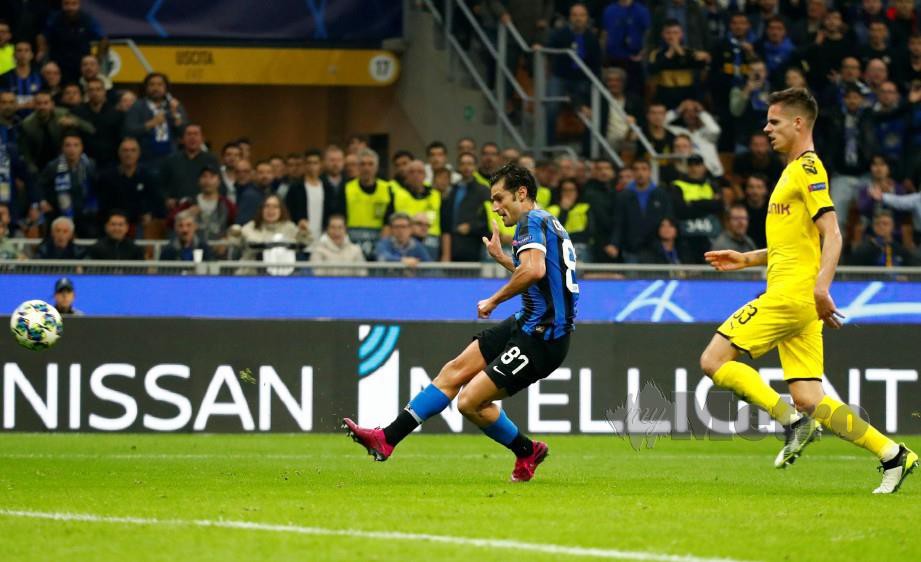 CANDREVA (kiri) menjaringkan gol kedua Inter di San Siro. — FOTO Reuters