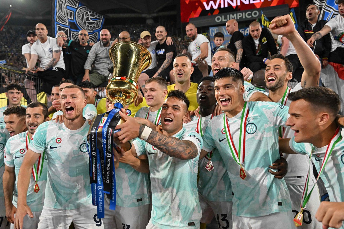 MARTINEZ (tengah) bersama rakan pasukan meraikan kejayaan menjuarai Piala Itali. -FOTO AFP 