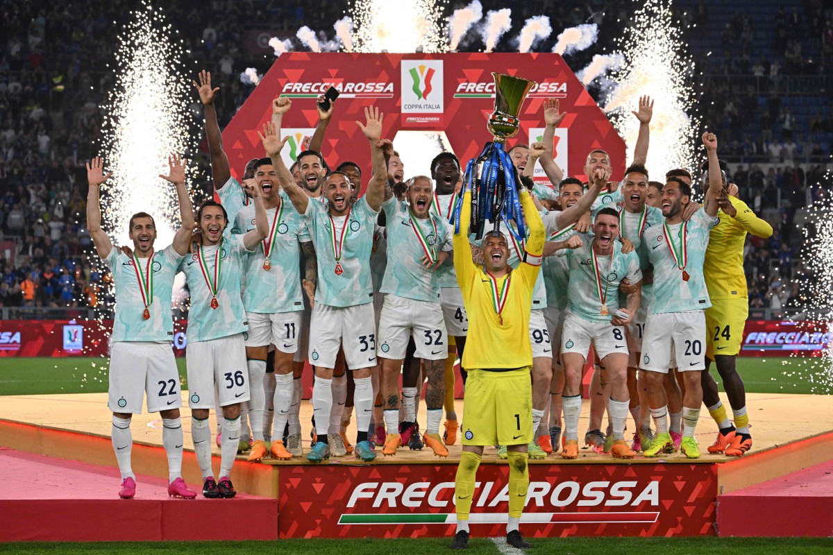 PEMAIN Inter Milan meraikan kejayaan menjulang trofi Piala Itali. -FOTO AFP