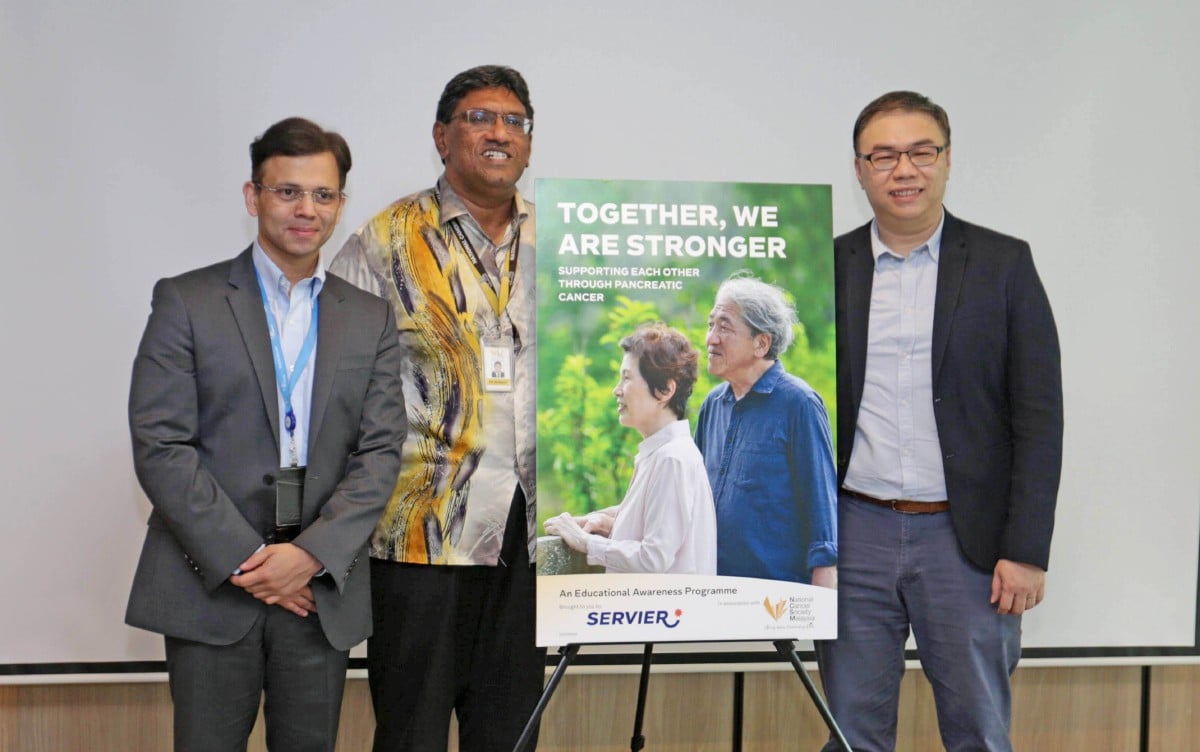 DARI kiri, DR Kshitij, Dr Murallitharan dan Dr Tan melancarkan program kesedaran dan pendidikan kanser pankreas baru- baru ini. FOTO Mohamad Shahril Badri Saali