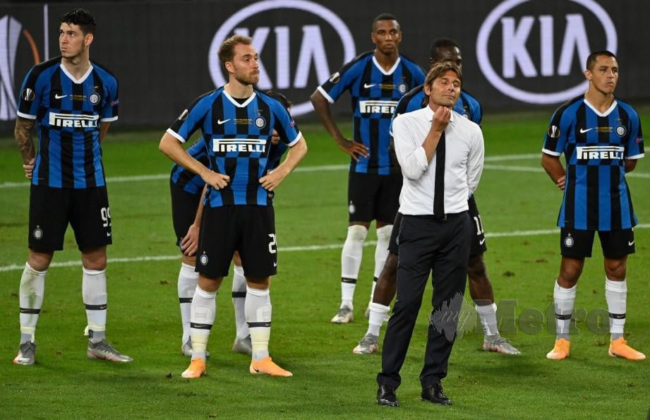 Antonio Conte (dua kanan) bersama pemain Inter yang kecewa selepas tewas pada final Liga Europa minggu lalu. FOTO AFP