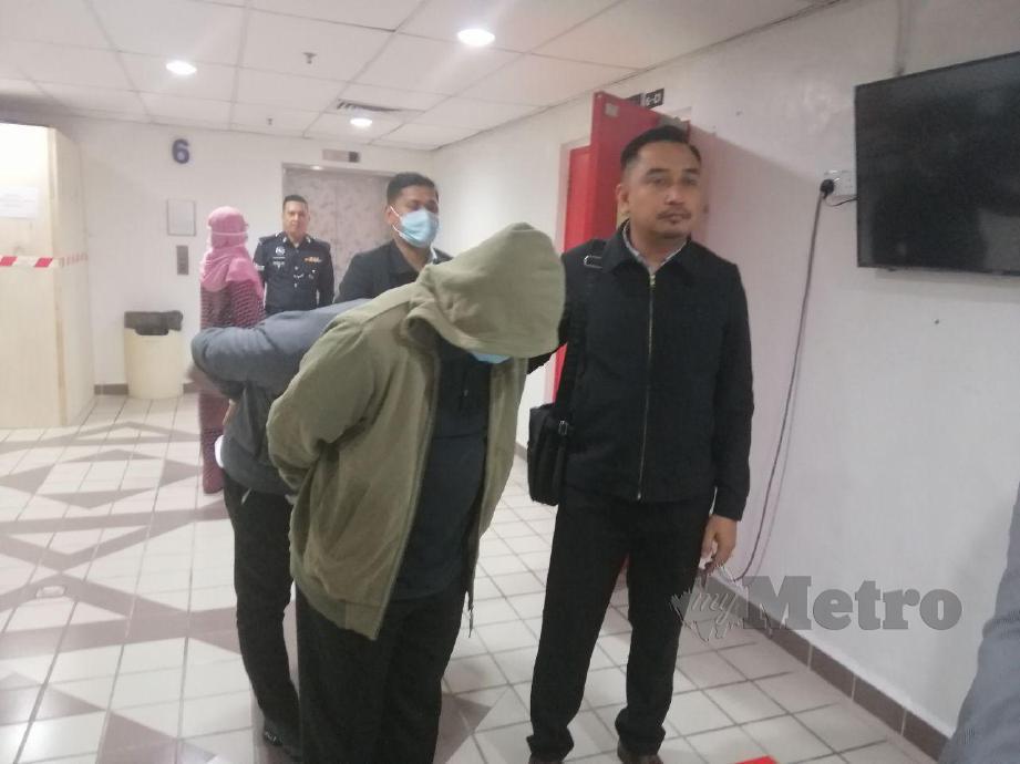 PEMBANTU tadbir kewangan dan pembantu akauntan UniSZA mengaku tidak bersalah di Mahkamah Sesyen Kuala Terengganu. FOTO Zatul Iffah Zolkiply