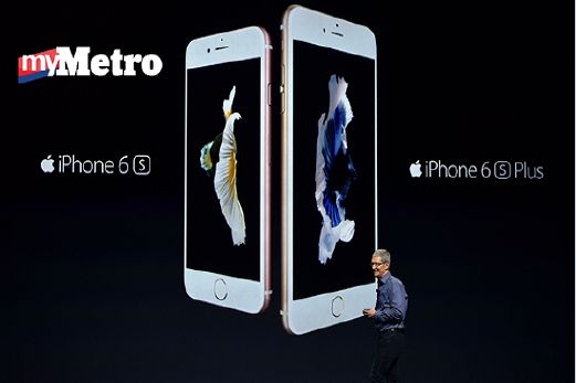 Ketua Pegawai Eksekutif Apple, Tim Cook memperkenalkan model baru iPhone di San Francisco, California, semalam. FOTO AFP