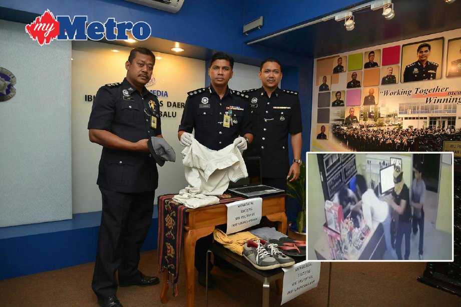 Chandra (tengah) menunjukan barangan dirampas daripada dua suspek disyaki terbabit dalam rompakan kedai 24 jam di Plaza Menggatal, Kota Kinabalu. FOTO ihsan PDRM