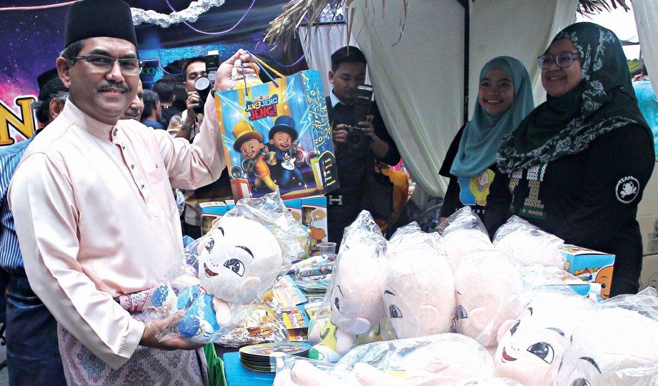 KETUA Setiausaha Kementerian Pelancongan Malaysia Datuk Ab Ghaffar A Tambi memegang sebahagian produk Upin & Ipin yang dijual di pasaran.
