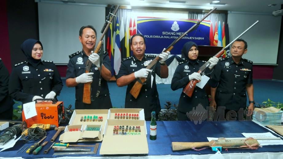 ZAINI (tengah) menunjukkan antara senapang buatan sendiri atau bakakuk bersama peluru dirampas dalam tiga serbuan di Kampung Petani, Pitas ketika sidang media di IPK Sabah. FOTO MALAI ROSMAH TUAH