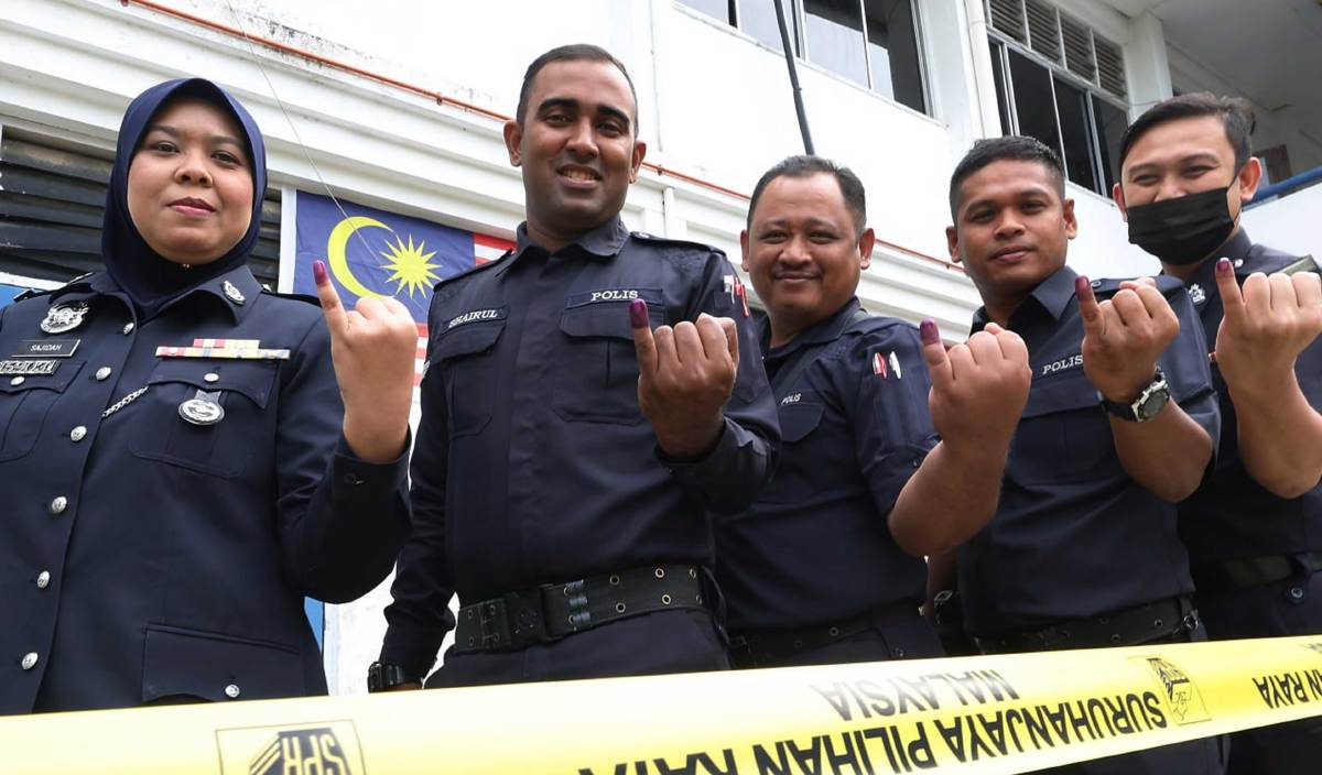 ANGGOTA polis IPD Kulim menunjukkan jari yang sudah dicelup dakwat kekal pada hari mengundi awal sempena PRU-15 bagi Parlimen P.017 Padang Serai. FOTO BERNAMA