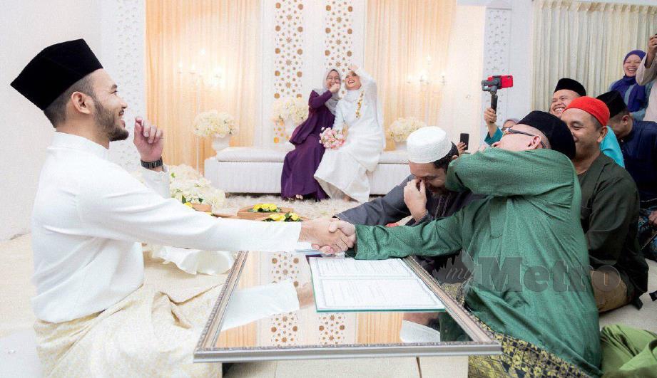 MUHAMMAD Iqbal dan tetamu ketawa selepas Ahmad (berbaju hijau) tersasul menyebut namanya pada majlis akad nikah di Masjid Darul Hana, Kota Samarahan, Ahad lalu.