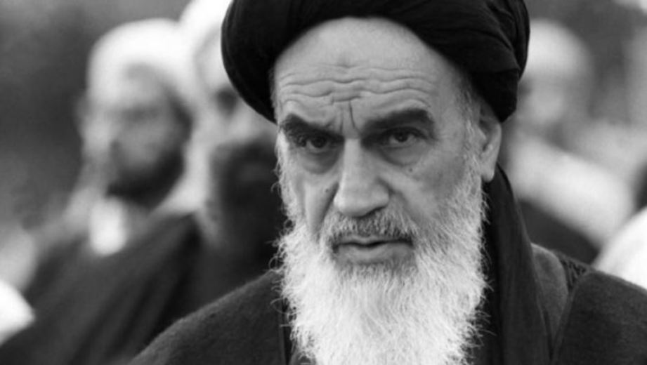 AYATOLLAH Khomeini sudah puluhan tahun meninggal dunia.