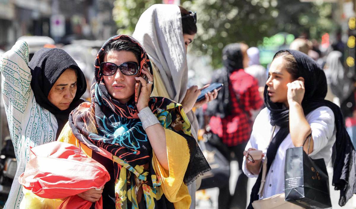 PARLIMEN Iran meluluskan rang undang-undang (RUU) yang akan meningkatkan tempoh penjara dan denda bagi wanita serta gadis yang melanggar kod berpakaian. FOTO AFP