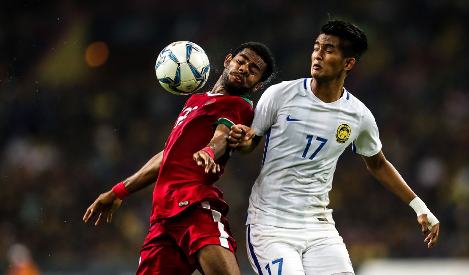AKSI tangkas Irfan (kanan) ketika menentang Indonesia. FOTO Osman Adnan