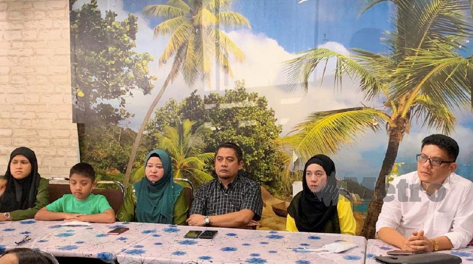 IRFAN Wafiy (dua dari kiri) bersama ibu bapanya dan Ketua Wirawati Parti Bumiputera Perkasa Malaysia (PUTRA), Dr Asmah Razalli (dua dari kanan) dalam perjumpaan khas di Taman Dahlia, Pasir Gudang. FOTO Mohd Fahmi Mohd Yusof 