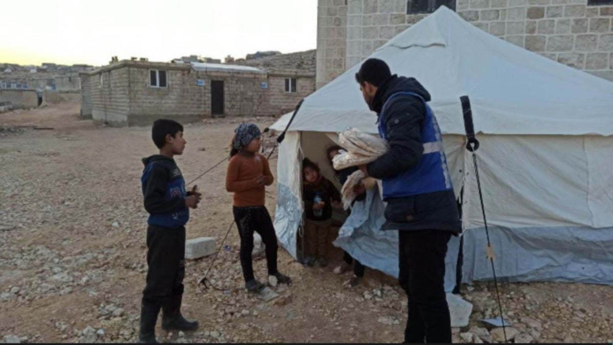 SUKARELAWAN Islamic Relief mengagihkan bantuan kepada mangsa yang tiada tempat tinggal di Idlib dan Affin, Syria. FOTO Ihsan Islamic Relief.