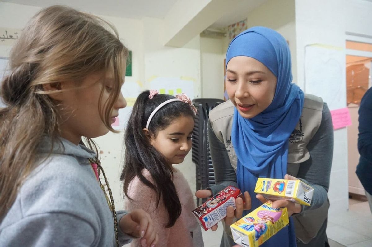 IRMA Hasmie ketika melayani kanak-kanak pelarian Syria.