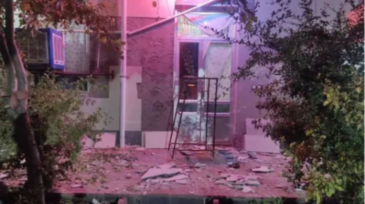 KESAN kerosakan di sebuah bangunan kediaman akibat gempa bumi berkenaan. FOTO Iran International 
