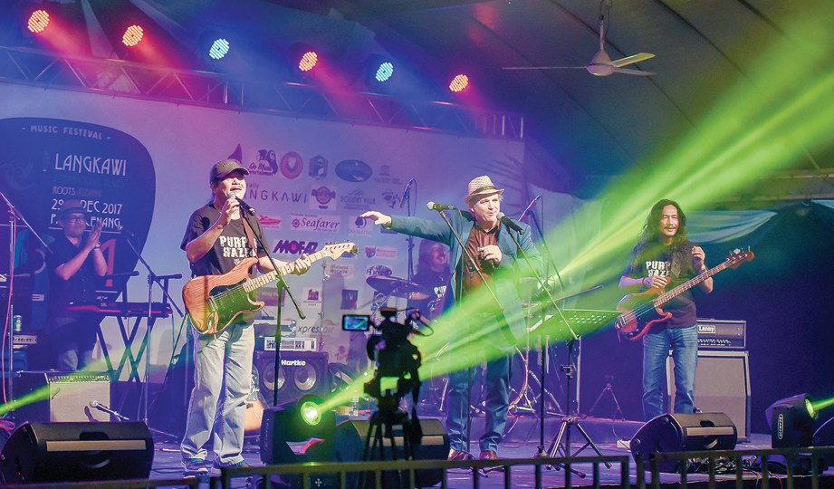 PERSEMBAHAN konsert dari dalam dan luar negara diadakan di Langkawi.
