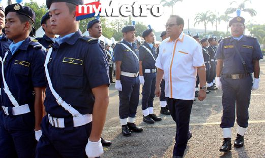 Ismail memeriksa perbarisan Sambutan Hari JPJ Malaysia 2016 Ke 70 Peringkat Kelantan hari ini. FOTO Nik Abdullah Nik Omar