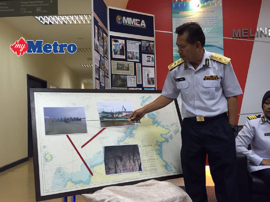 Ismaili menunjukkan lapan kapal nelayan dan satu kapal induk yang ditahan di Perairan Tanjung Manis, Sarikei, 15 Jun lalu.