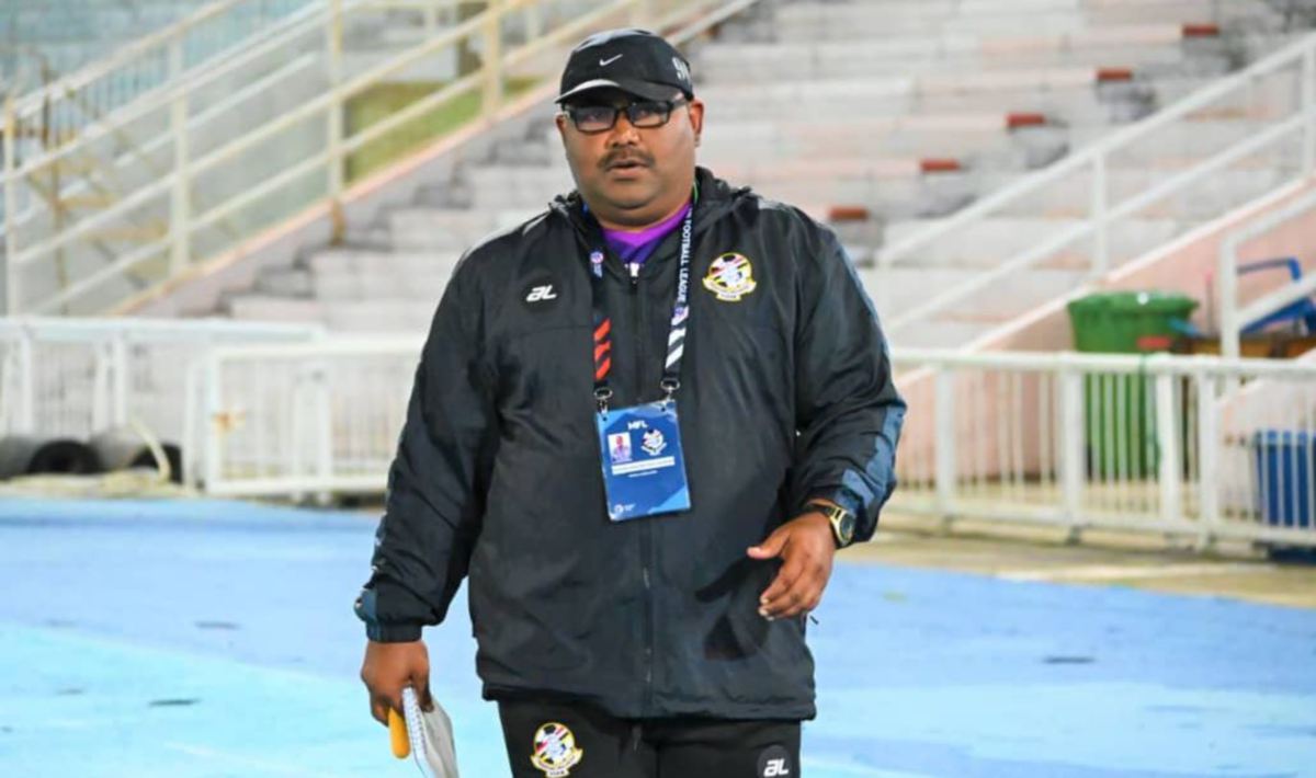 MOHAMAD Ishak miliki  Kejurulatihan Lesen A serta Diploma AFC Pro. 