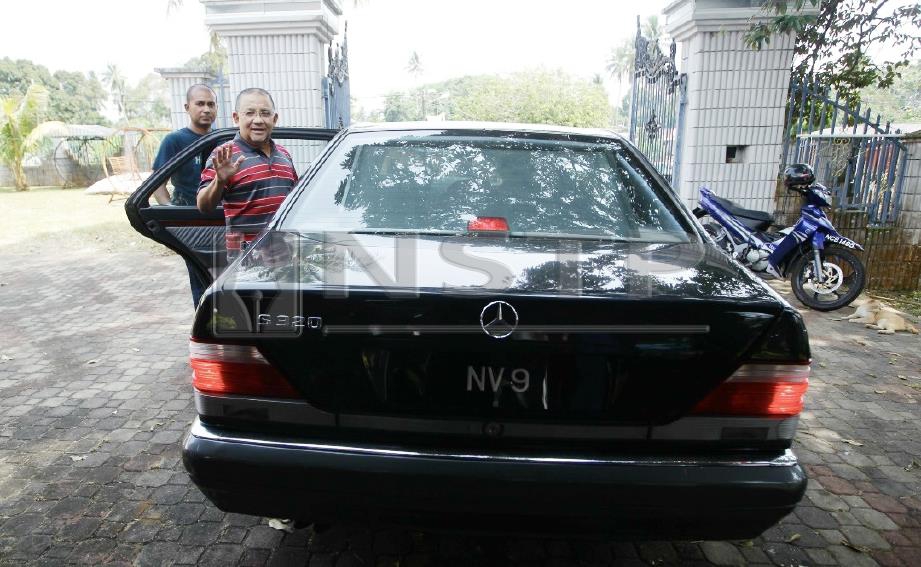 Mohd Isa Abdul Samad masih meminati dan menggunakan kereta model lama sebagai kenderaan rasmi. FOTO Hasriyasyah Sabudin 