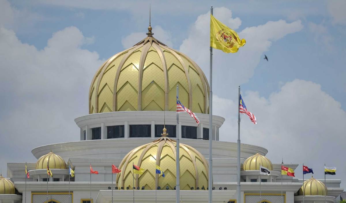PERLEMBAGAAN Malaysia menetapkan sultan atau raja adalah ketua agama Islam bagi negeri masing-masing manakala Yang di-Pertuan Agong ketua agama Islam bagi negeri tidak beraja. FOTO BERNAMA