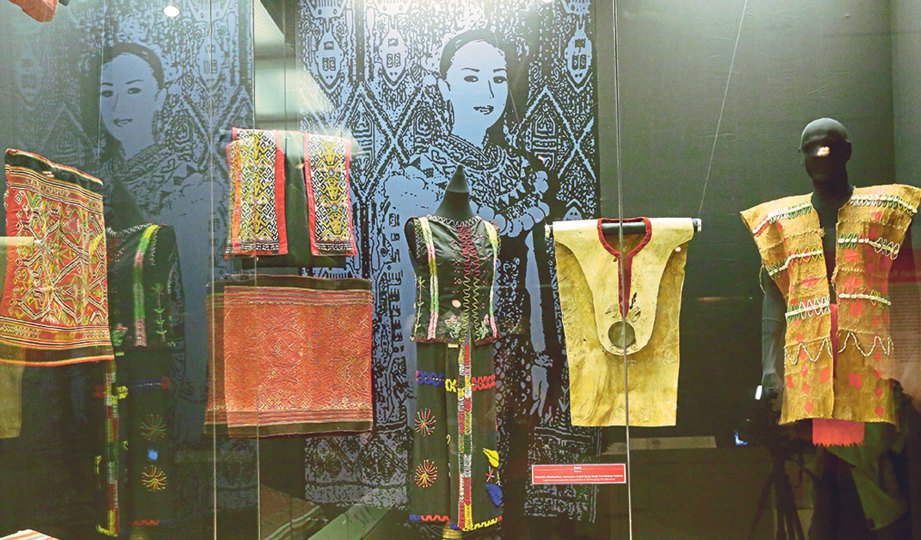 ANTARA tekstil yang dipamerkan di Muzium Negara. 