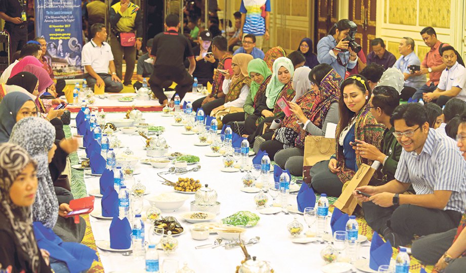 WAKIL media duduk atas lantai untuk menikmati hidangan diraja di Muzium Diraja.
