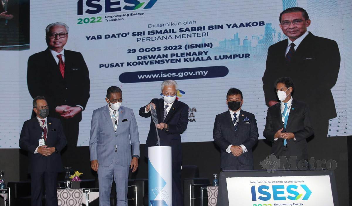 ISMAIL Sabri (tengah) melakukan gimik perasmian di Majlis Perasmian International Sustainable Energy Summit ISES 2022 di Pusat Konvensyen Kuala Lumpur. FOTO Eizairi Shamsudin