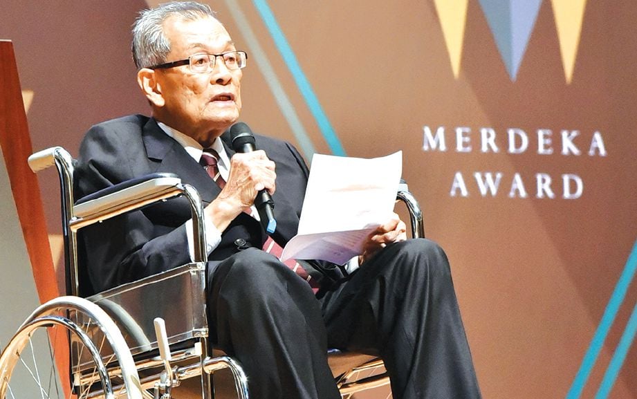 ABDUL Halim menyampaikan ucapan selepas menerima Anugerah Merdeka 2017.