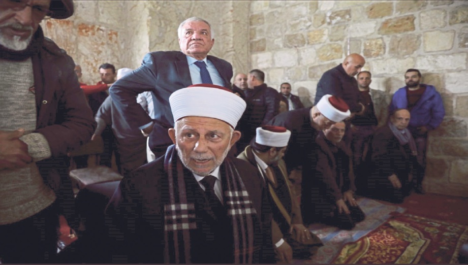 PRESIDEN Majlis Waqf, Sheikh Abdel-Azeem Salhab bersolat di dalam Bab al-Rahma. 