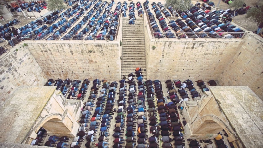 PENDUDUK Palestin menunaikan solat Jumaat di luar Bab al-Rahma dalam kawasan the Masjid al-Aqsa pada 22 Februari lalu.