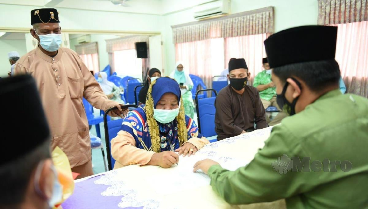 MUHAMMAD Hafidz (kanan) menyaksikan majlis melafazkan syahadah di Kompleks Baitur Rahah, kelmarin. FOTO MOHD RAFI MAMAT