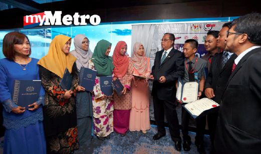 Ismail Sabri (tujuh dari kiri) beramah mesra dengan sebahagian penerima anugerah di Majlis Perkhidmatan Cemerlang KKLW Zon Sabah di Kota Kinabalu. FOTO Malai Rosmah Tuah 
