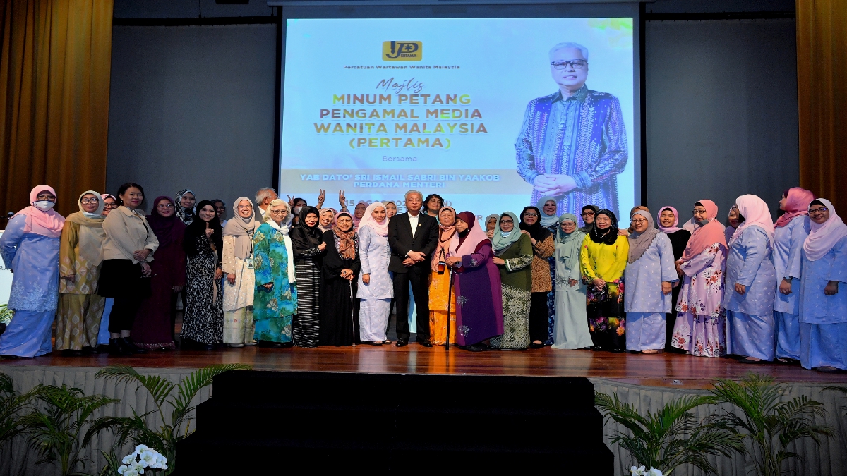 ISMAIL Sabri bergambar bersama pengamal media ketika Majlis Minum Petang Bersama Pengamal Media Wanita Malaysia anjuran Persatuan Wartawan Wanita Malaysia (PERTAMA) di sini. FOTO BERNAMA