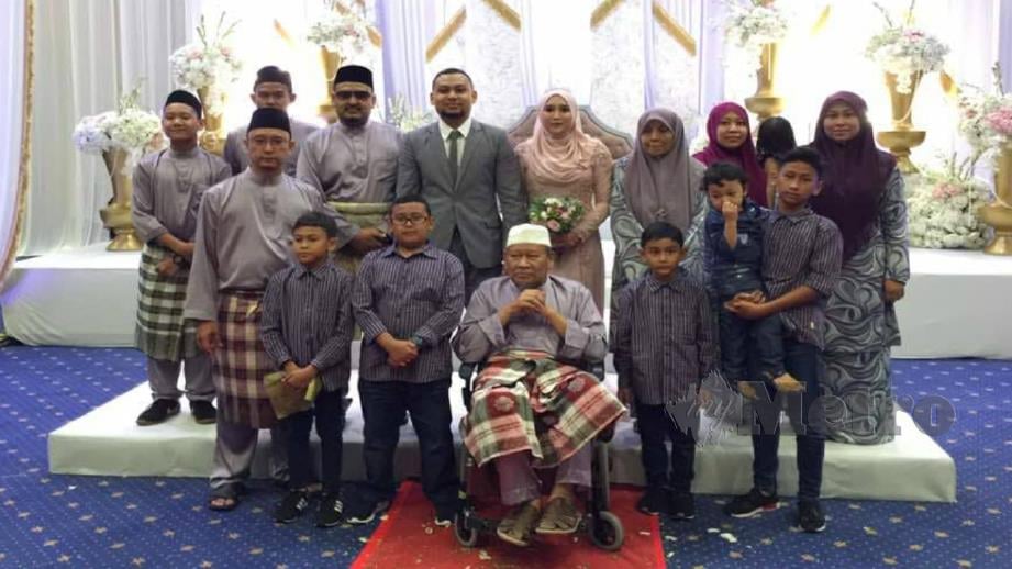 ALLAHYARHAM Datuk Ismail  Kamus (duduk tengah) bersama isteri, anak dan cucunya. FOTO Ihsan Keluarga. 