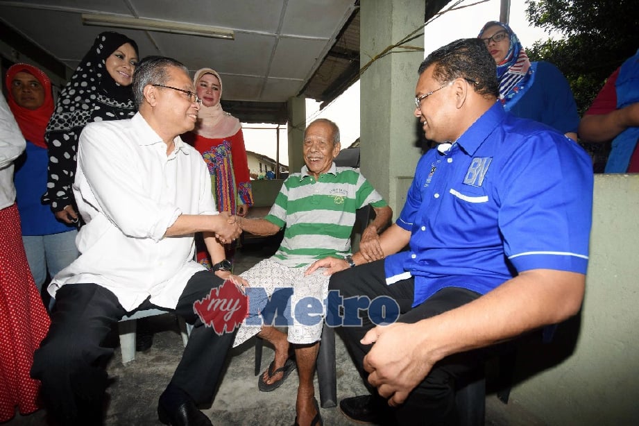 Ismail Sabri (kiri) dan Lokman (kanan) beramah mesra bersama warga emas Mohd Kawiah Mat Liat ketika Program Ziarah Kasih di Kampung Datuk Dagang Klang. FOTO Roslin Mat Tahir