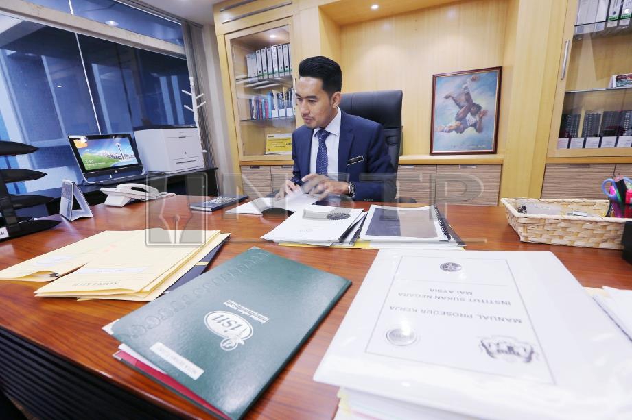 AHMAD Faedzal memulakan tugas hari pertama selepas dilantik sebagai CEO ISN di ISN, Bukit Jalil. Foto / NSTP