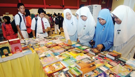 TERDAPAT banyak bahan bacaan di pasaran yang boleh digunakan bagi membaiki kemahiran bertutur dalam bahasa Melayu. - Gambar hiasan