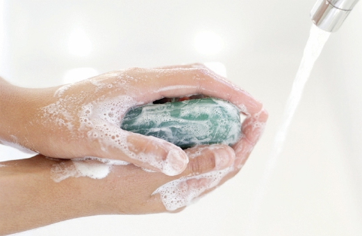 BASUH tangan dengan sabun.