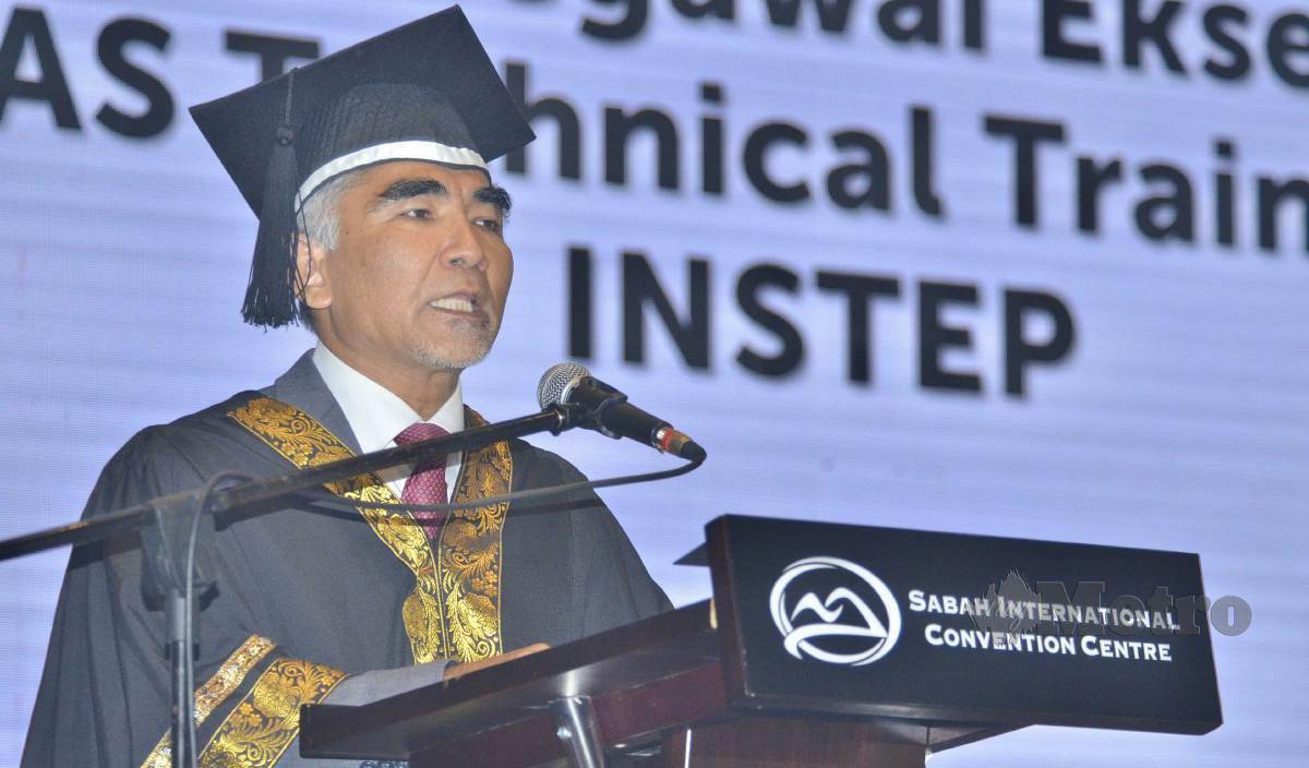 IDRIS Ibrahim berucap pada Majlis Konvokesyen Kimanis Training Centre (KTC) Tahun 2017 dan 2018 di Pusat Konvensyen Antarabangsa Sabah (SICC). FOTO Mohd Adam Arinin
