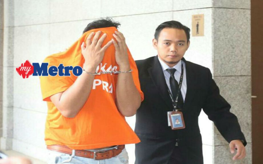 Seorang Inspektor dibawa ke Mahkamah Majistret untuk direman bagi membantu siasatan kes meminta dan menerima rasuah. FOTO Mohd Fadli Hamzah