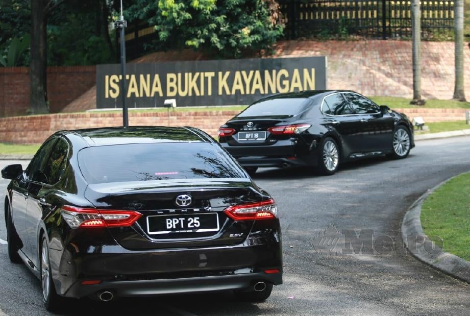 KENDERAAN membawa empat ADUN Selangor menghadap Sultan Selangor, Sultan Sharafuddin Idris Shah di Istana Bukit Kayangan, Shah Alam. FOTO Sairien Nafis